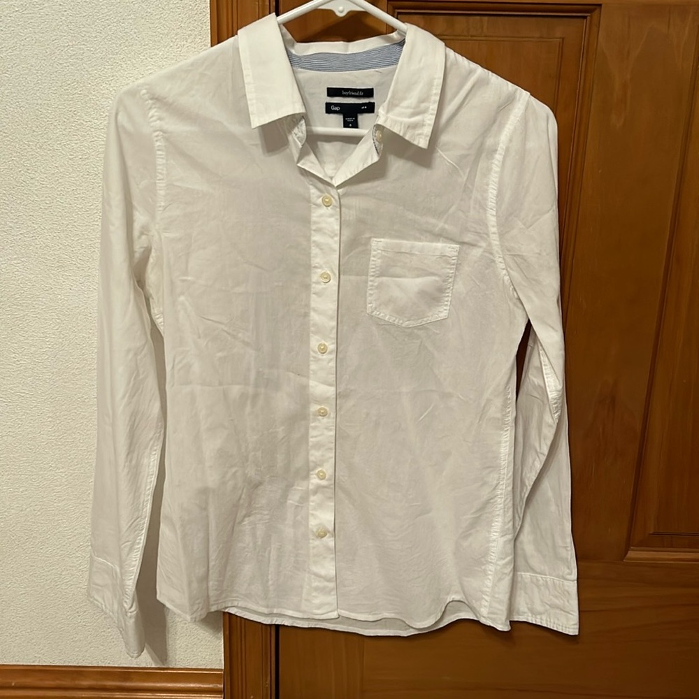 White long sleeve gap button up shirt